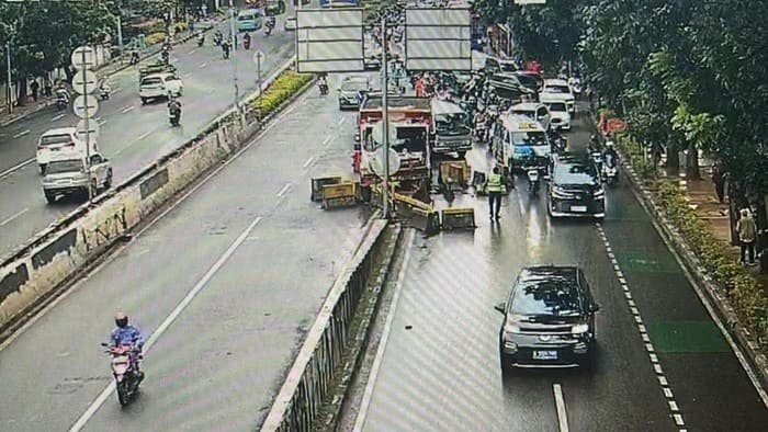Truk Tabrak Pembatas Jalan di Casablanca, Lalu Lintas Menuju Tanah Abang Masih Macet